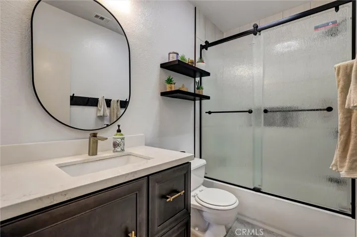 Second BR: En-suite Full Bath