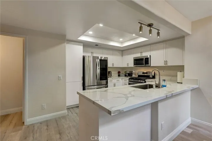 Spacious Counters, modern spot & Recess lighting