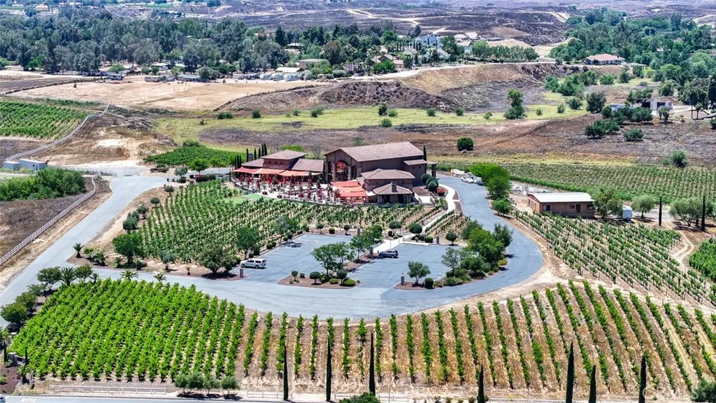 Close proximity to several wineries Close proximity to several wineries