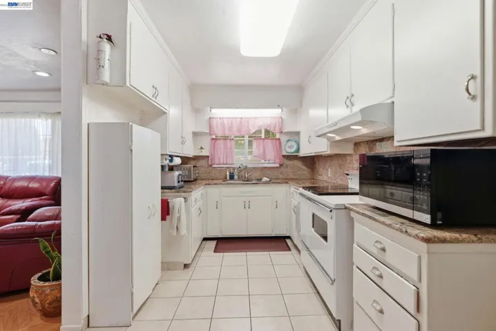 9034 Birch St, Oakland, California 94603