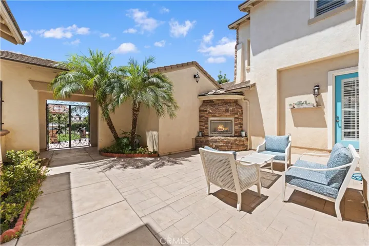Adorable front courtyard