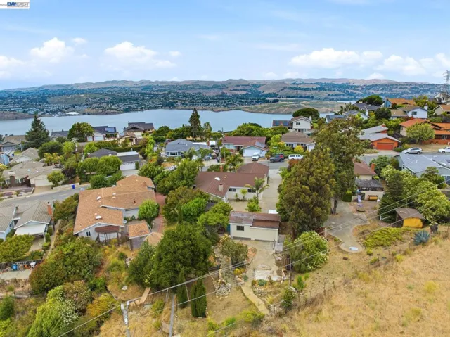 92 Welle Rd, Crockett, California 94525