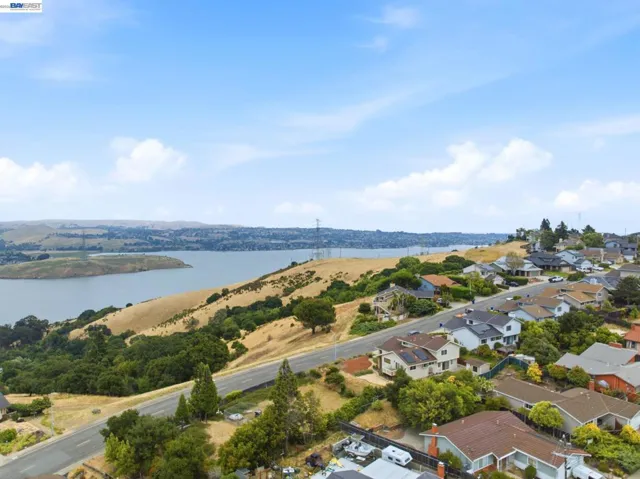 92 Welle Rd, Crockett, California 94525