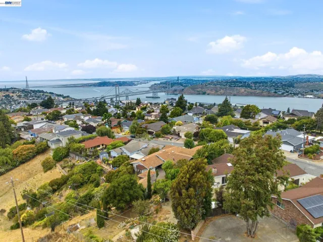 92 Welle Rd, Crockett, California 94525
