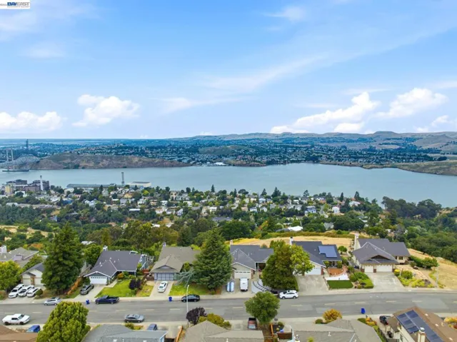 92 Welle Rd, Crockett, California 94525