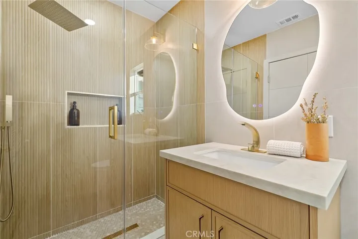 Chic modern bathroom