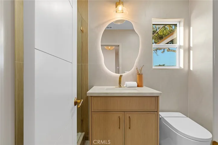 Chic modern bathroom