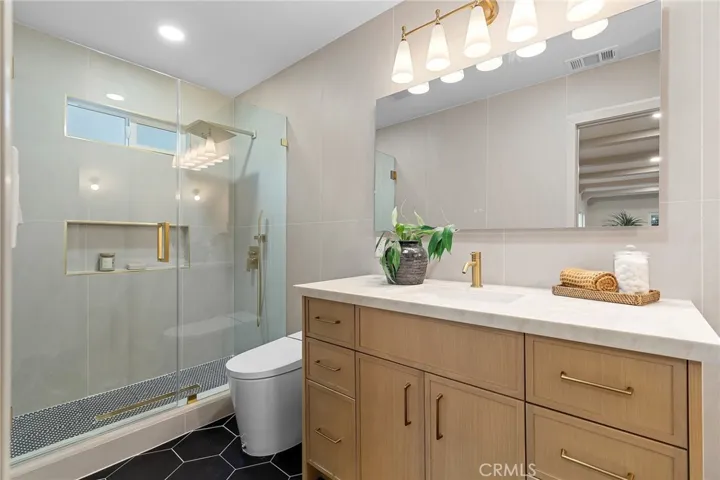 Chic modern bathroom