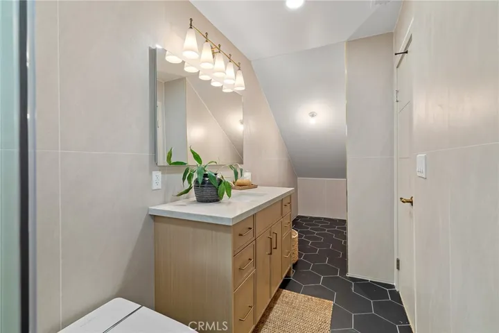 Chic modern bathroom