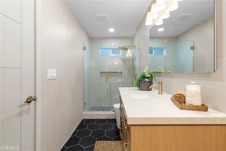 Chic modern bathroom