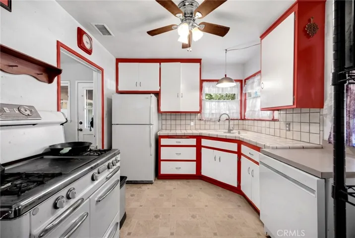 1517 W Borchard Avenue, Santa Ana, California 92704