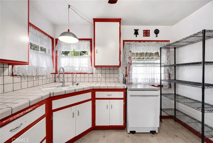 1517 W Borchard Avenue, Santa Ana, California 92704