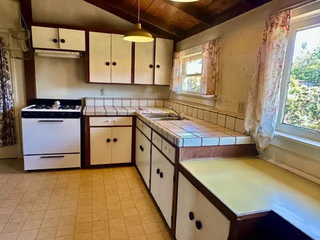 2 3rd Avenue, Davenport, California 95017