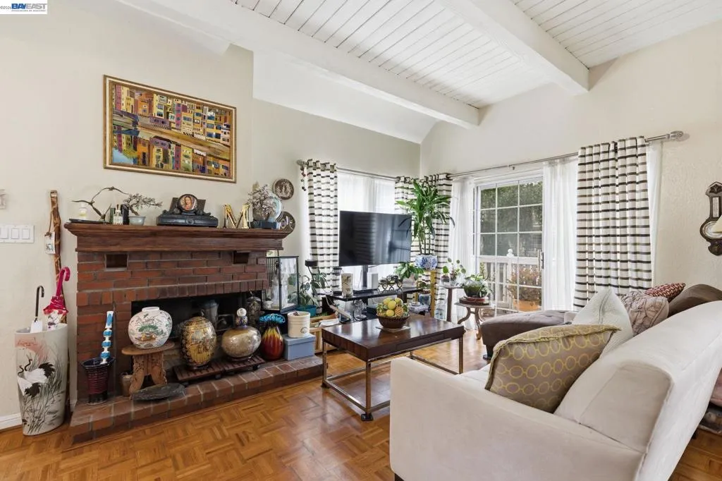 Bright & open space with large windows & views of courtyard