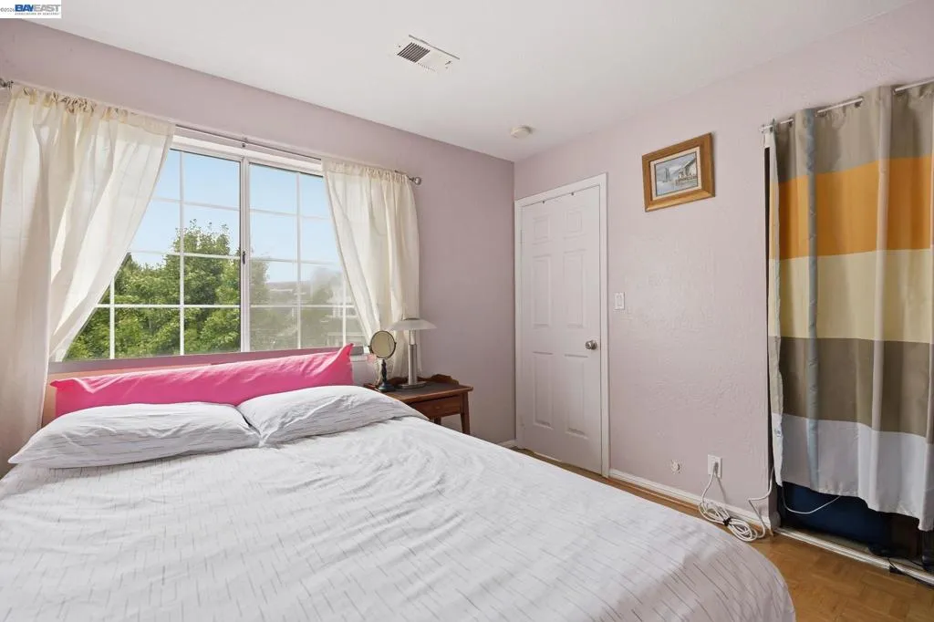 2nd Bedroom with own emergency exit