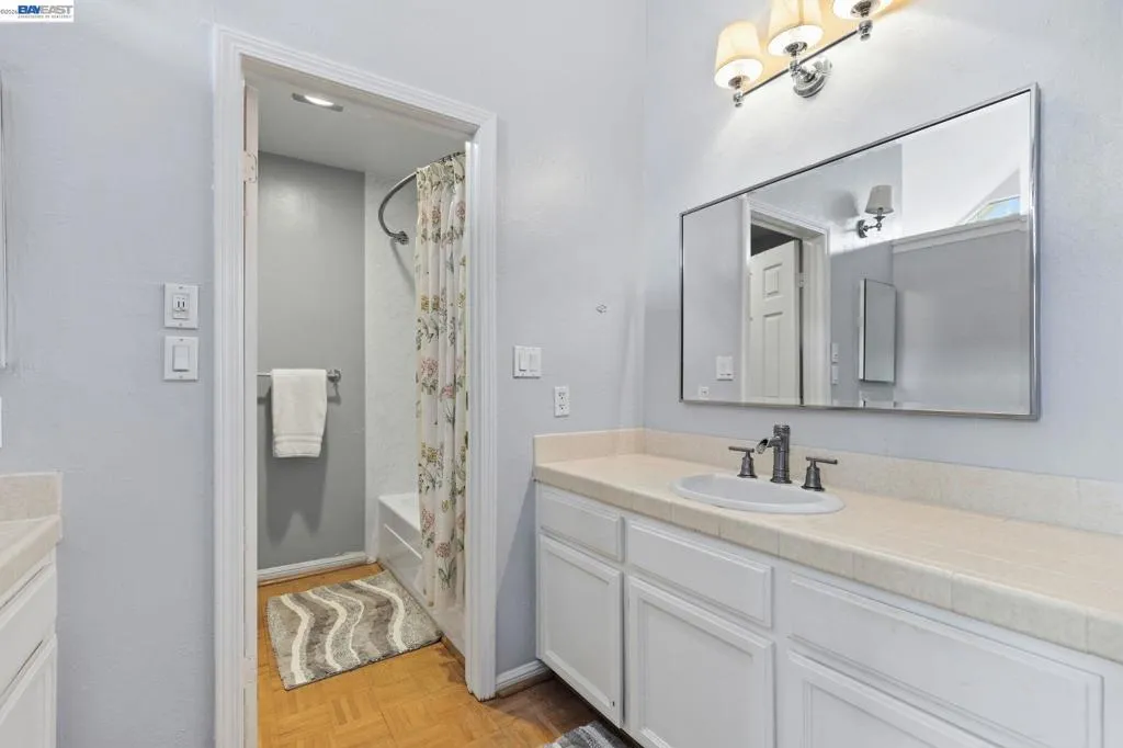 Master's Bathroom -Dual sink