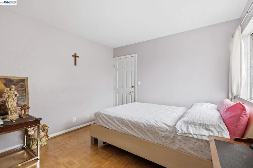 2nd Bedroom with own emergency exit