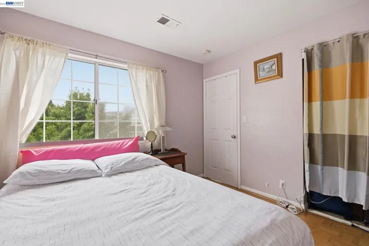 2nd Bedroom with own emergency exit