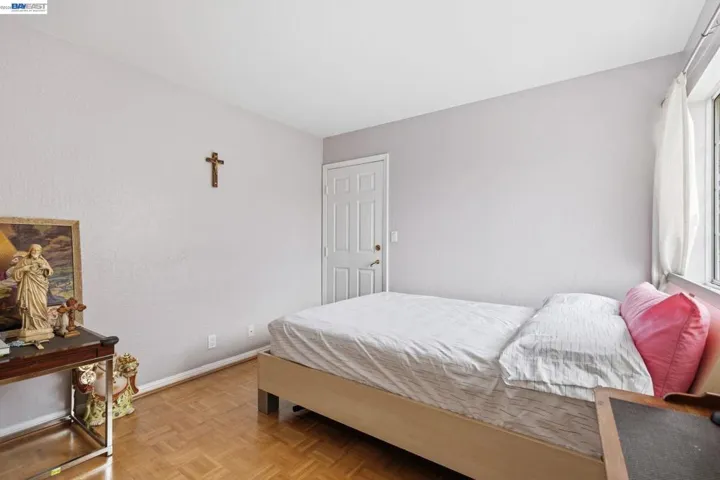2nd Bedroom with own emergency exit