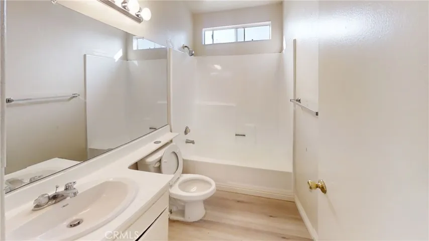 22 E Market, Long Beach, California 90805