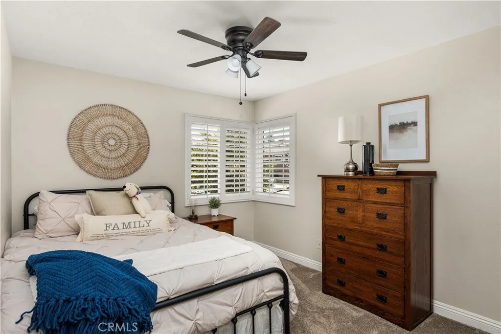 Secondary bedroom(2)