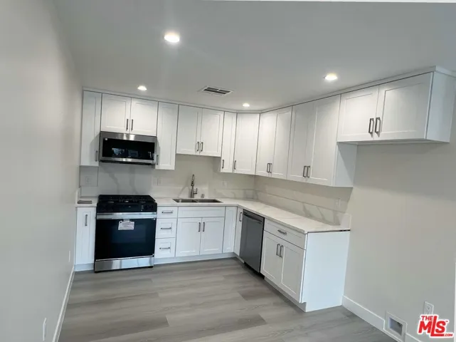 8550 Gloria Avenue, Los Angeles, California 91343