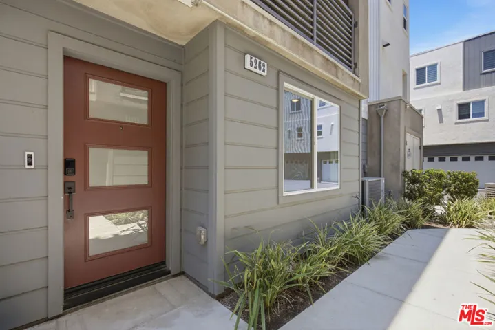 5262 N Rainier Way, Valley Village, California 91607