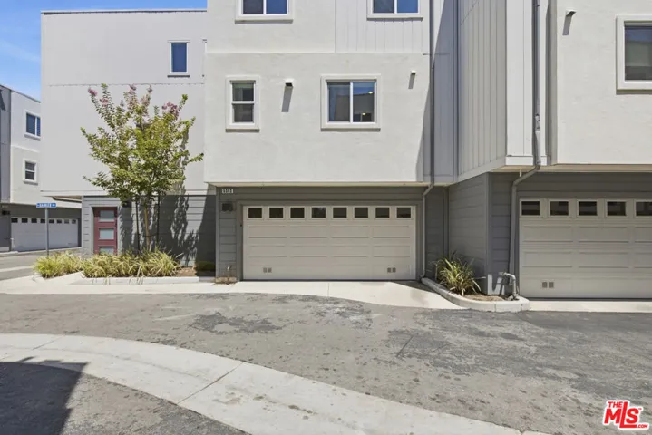 5262 N Rainier Way, Valley Village, California 91607