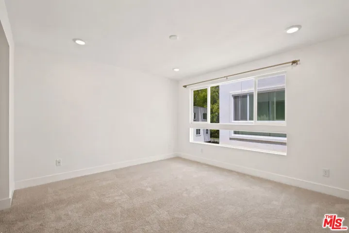 5262 N Rainier Way, Valley Village, California 91607