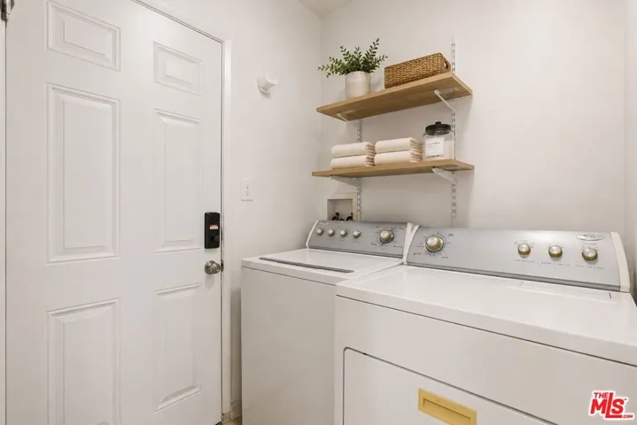 6033 Fallbrook Avenue, Woodland Hills, California 91367