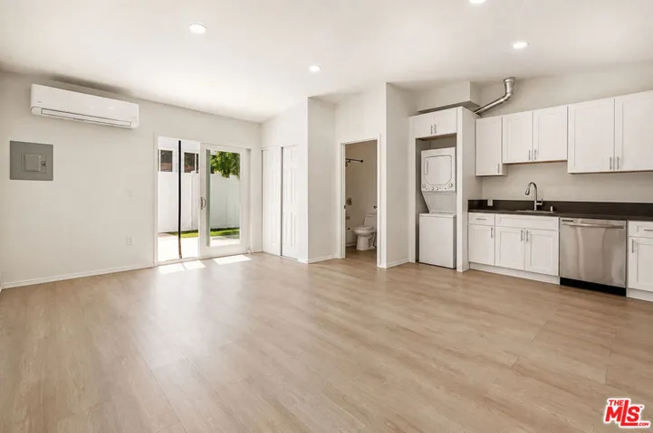 6033 Fallbrook Avenue, Woodland Hills, California 91367