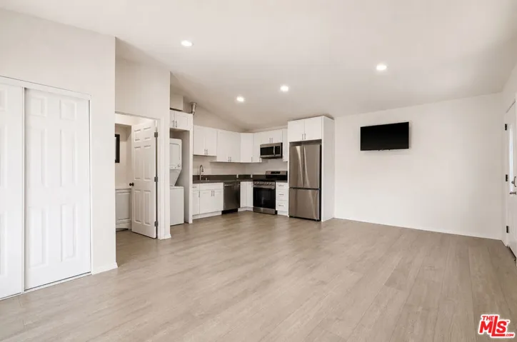 6033 Fallbrook Avenue, Woodland Hills, California 91367
