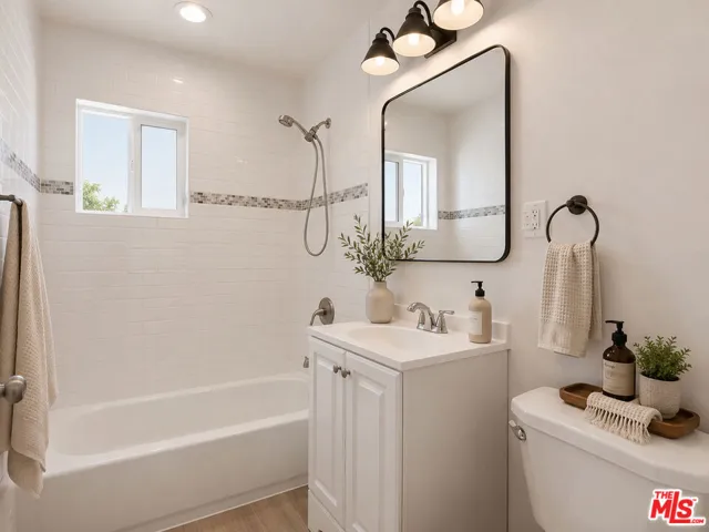 6033 Fallbrook Avenue, Woodland Hills, California 91367