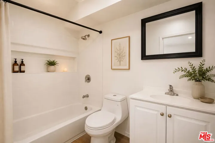 6033 Fallbrook Avenue, Woodland Hills, California 91367