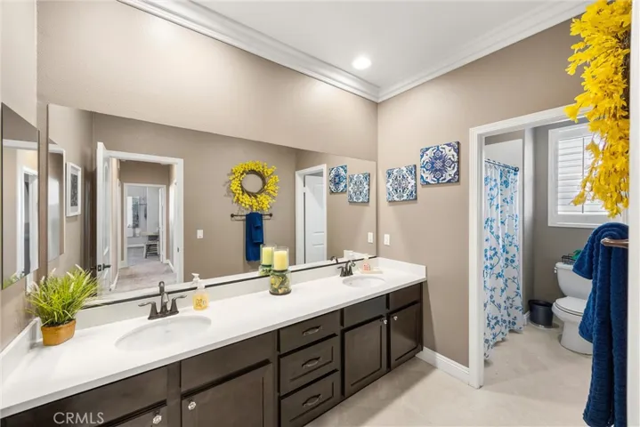 Upstairs full bathroom.