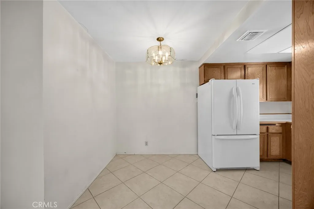 Dining area & kitchen