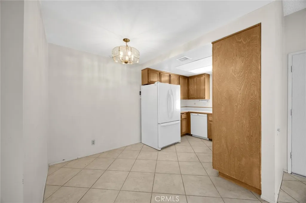 Dining area & kitchen