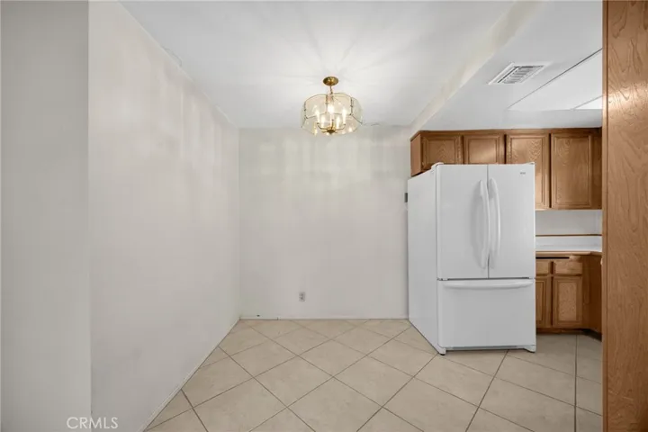Dining area & kitchen