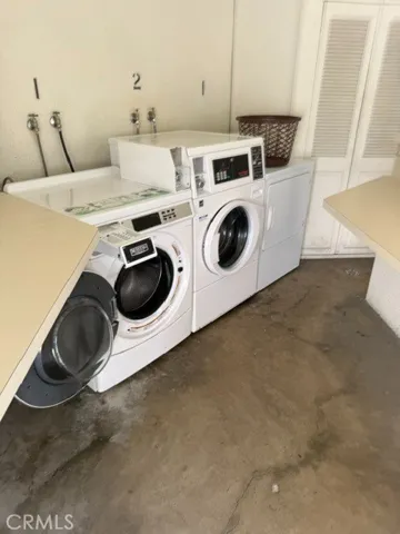 laundry close by less then 20 yards