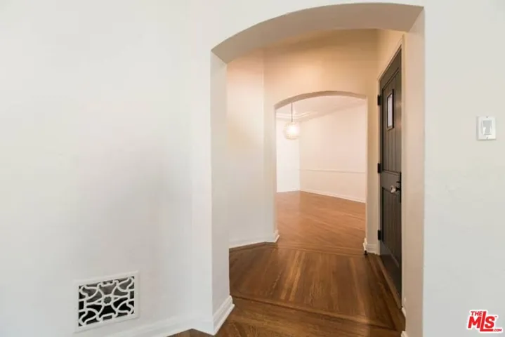 1136 S Hayworth Avenue, Los Angeles, California 90035