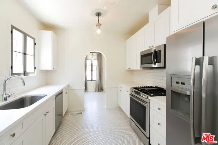 1136 S Hayworth Avenue, Los Angeles, California 90035