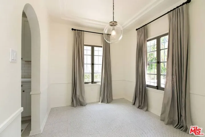 1136 S Hayworth Avenue, Los Angeles, California 90035
