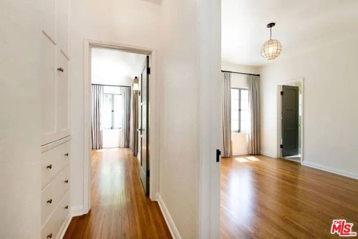 1136 S Hayworth Avenue, Los Angeles, California 90035