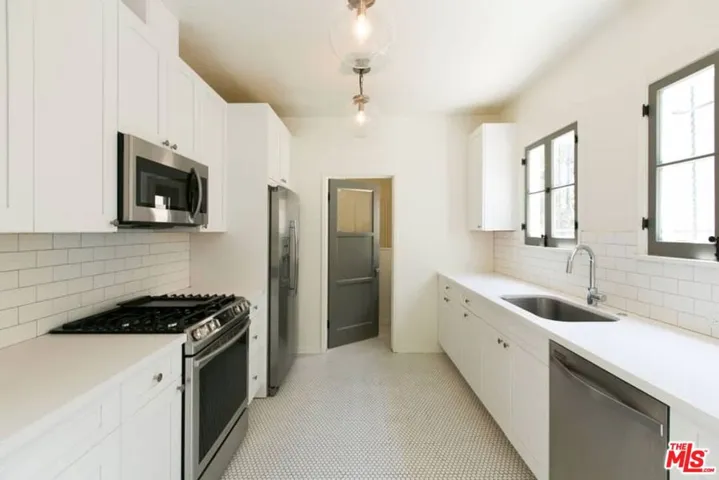 1136 S Hayworth Avenue, Los Angeles, California 90035