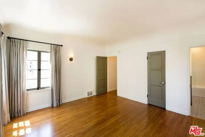 1136 S Hayworth Avenue, Los Angeles, California 90035