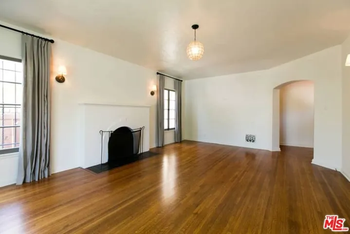 1136 S Hayworth Avenue, Los Angeles, California 90035