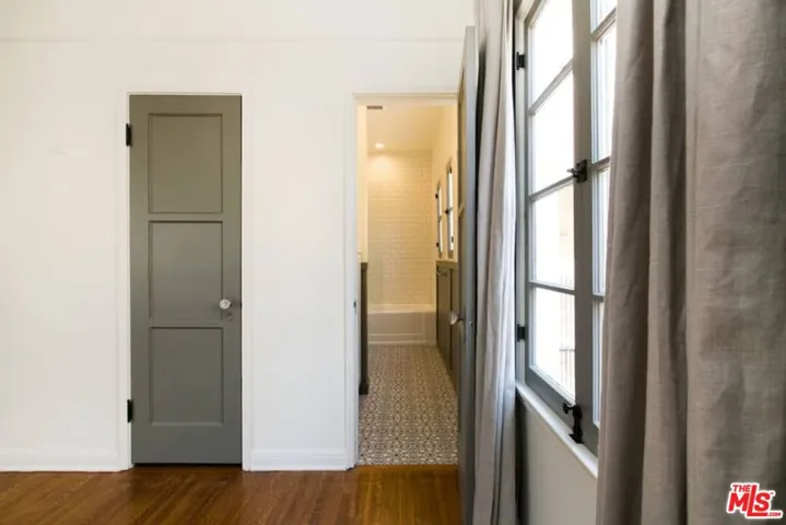 1136 S Hayworth Avenue, Los Angeles, California 90035