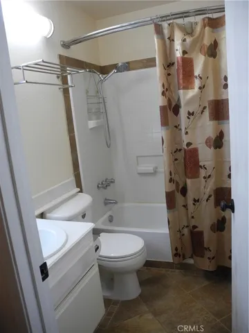 2nd bathroom with tub/shower upstairs