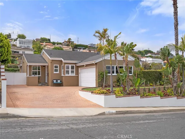 Large driveway with room for an RV or boat on the side of the house.