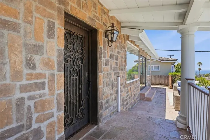 Iron/Metal front door has a screen you can open for ocean breezes